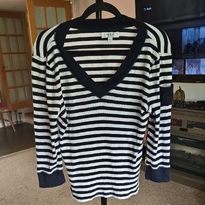Guess Navy and White Striped V-Neck Top.    🤍 SIZE L